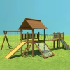 Playground de madeira com casinha, escorregador, balanço e ponte para crianças.