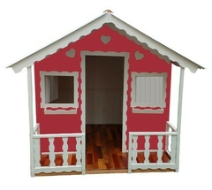 Casinha de boneca vermelha com detalhes brancos e janelas laterais, ideal para brincadeiras infantis.