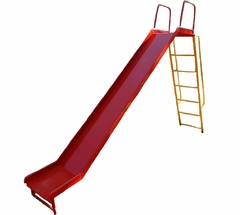 Escorregador de ferro grande na cor vermelha com escada amarela ao lado.