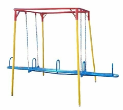 Prancha Vai e Vem, um playground de ferro com balanços e estrutura colorida em azul, amarelo e vermelho.