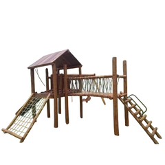 Playground de tronco com casinha do Tarzan, escorregador, escalada de corda e ponte suspensa.