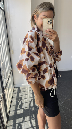 Campera Bomber LONDRES Print Tostado - comprar online