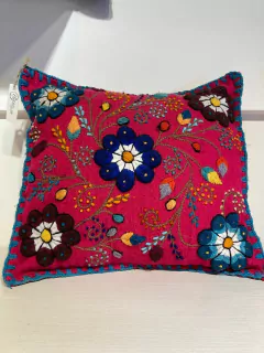 Imagen de Funda de almohadón bordada con flores