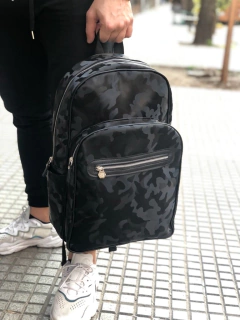 MOCHILA ESCOCIA LISA CAMUFLADO NEGRO - comprar online