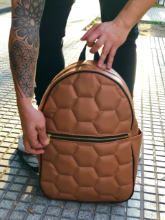 MOCHILA PELOTA MARRON - comprar online