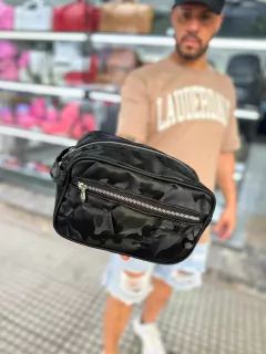NECESER BOMBER NEGRO CAMUFLADO en internet