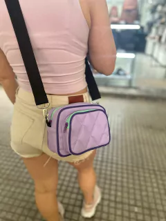 BANDOLERA TOKIO ROMBO GOMA LILA en internet