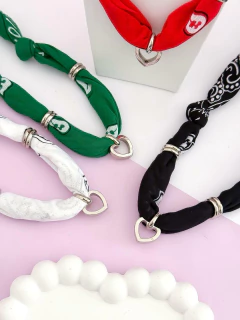 COLLAR BANDANA CORAZON en internet