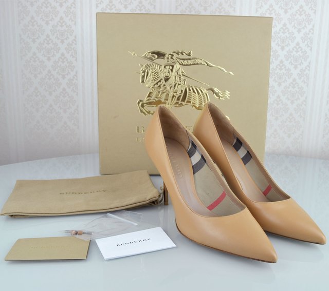 Sapato Scarpin Burberry 39 EUR - comprar online