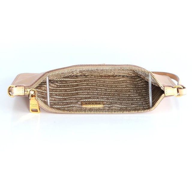 Clutch Prada Saffiano Bege - Paris Brechó - Artigos de Luxo Seminovos