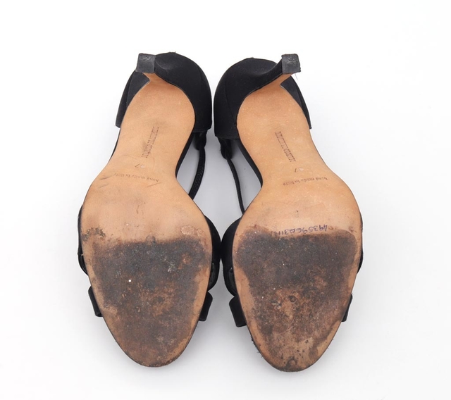 Sapato Manolo Blahnik Cetim Preto c/ Pedras - Paris Brechó - Artigos de Luxo Seminovos