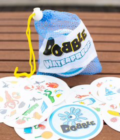Dobble: À Prova d'Água Ecosleeve - Caixinha Boardgames