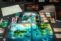 Sleeping Gods + 4 Cartas Promo - Caixinha Boardgames