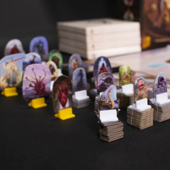 Gloomhaven: Presas do Leão + Sleeves - Caixinha Boardgames