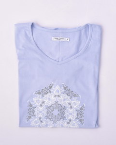 Confeccionada en 100% algodón, perfecta para cualquier ocasión. Su diseño de mangas cortas sueltas y escote V la hace ideal para mantenerte fresca y cómoda durante todo el día.