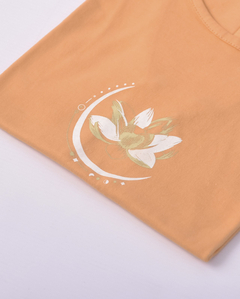 Remera confeccionada en 100% algodón. De mangas cortas sueltas y escote V. Estampada en serigrafía. Ideal para acompañar tu vida cotidiana o para sumarla a un outfit para salir.