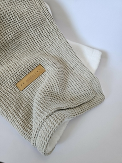Manta gris Waffle con Corderito - comprar online
