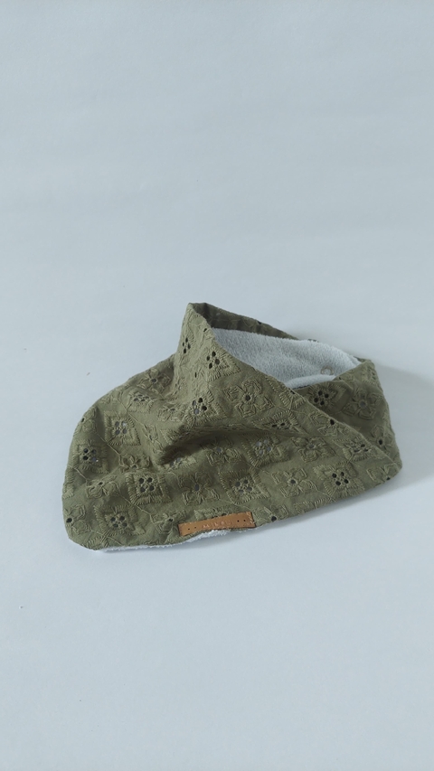 Babero Broderie verde seco