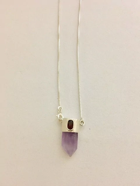 Gargantilha ponta ametista e granada