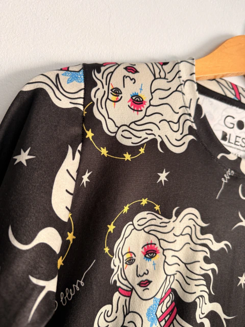REMERA VENUS MANGA LARGA GAMUZADA