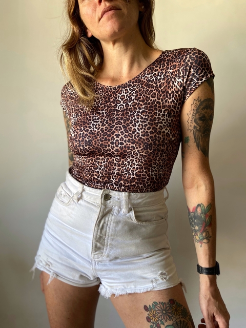 REMERA MANGUITAS LEOPARDITO