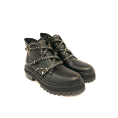 BOTITA CON TIRAS CRUZADAS Y HEBILLAS (DI-EMILIA10)