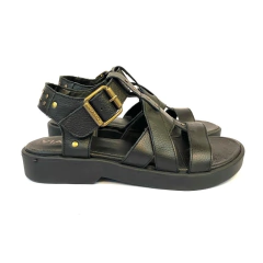 SANDALIA TIRAS CRUZADAS CON TACHAS (VIA-LESLIE10) - comprar online