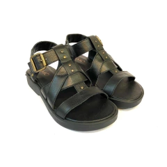 SANDALIA TIRAS CRUZADAS CON TACHAS (VIA-LESLIE10)