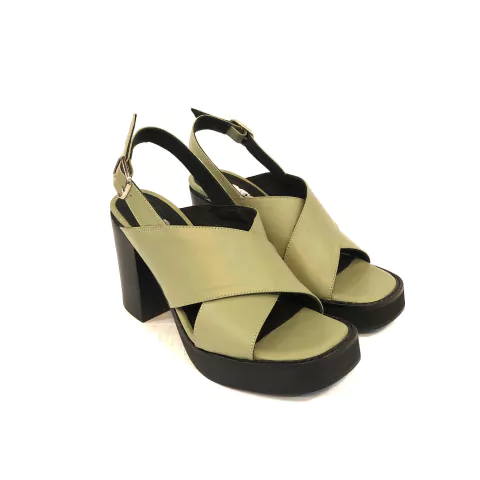 SANDALIA TIRAS CRUZADAS CON HEBILLA (AM-LEE30)