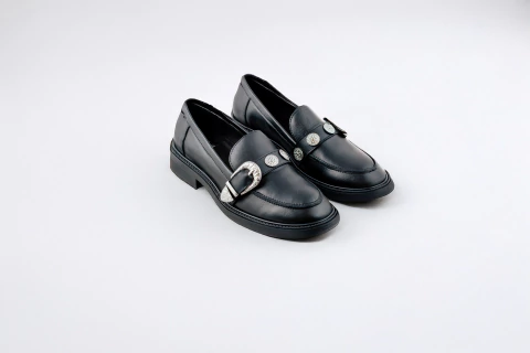 MOCASIN CON HEBILLA Y CHAPONES (MIC-SALLY10) - comprar online