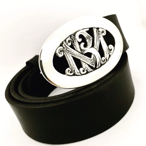 Hebilla Ovalada con iniciales.