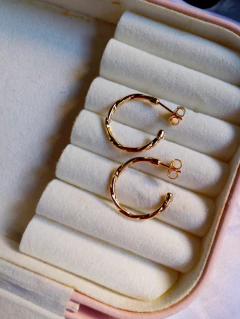 Imagem do Brinco Argola Folheado com 1 milésimo de Ouro e verniz cataforetico