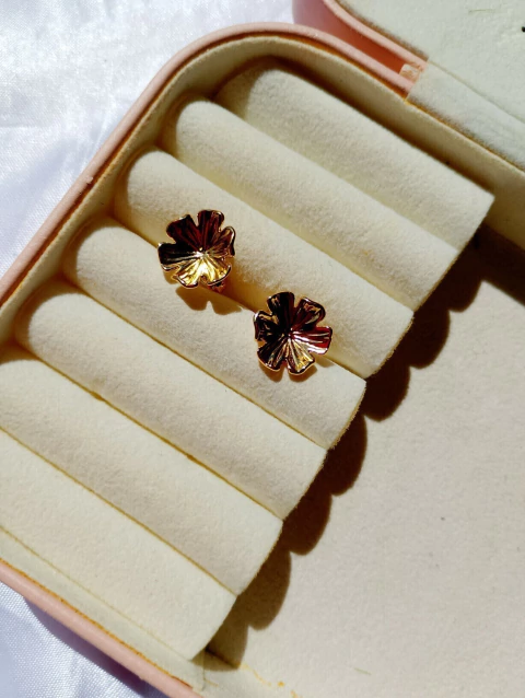 Brinco Flor Folheado a ouro e verniz de alta durabilidade - comprar online