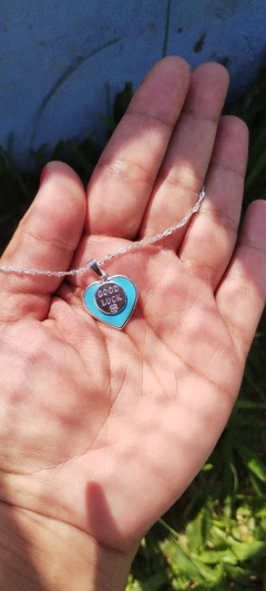Colar Coração Tiffany medalha Boa sorte Folheado com 50 milésimos de Prata e verniz na internet