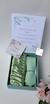 Convite padrinhos - Caixa cartonada personalizada + robe de cetim bordado + gravata + manual aos padrinhos