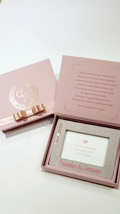 Convite dindos ou padrinhos de batizado - caixa cartonada + porta retratos de mdf forrado com tecido bordado personalizado e tercinho