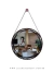 Espelho Raiado Linha Adnet Mandala Moderna com Alça Preta, refletindo uma sala de estar moderna. Lustres Gênesis Site online venda de Lustres e Iluminação