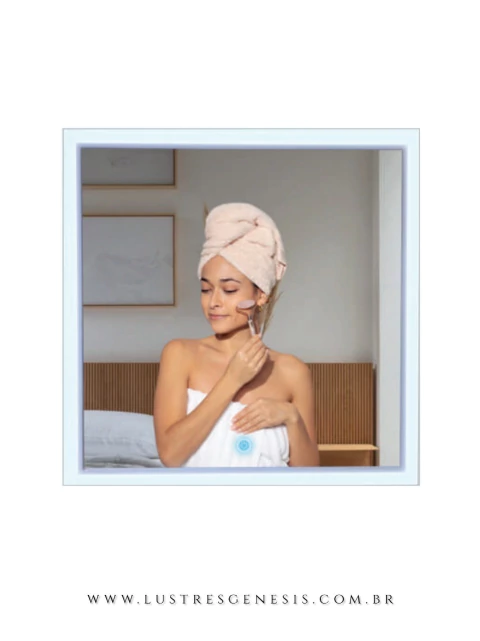 Espelho Moderno Quadrado com LED Touch em uso por mulher em banheiro.