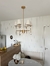 Lustre pendente dourado com 6 cúpulas em uma sala de estar moderna Lustres Gênesis Site online venda de Lustres e Iluminação