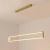 Lustre pendente de LED moderno dourado em um ambiente interno. Lustres Gênesis Site online venda de Lustres e Iluminação Decorativa