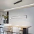 Lustre pendente de LED moderno e dourado em uma sala de jantar elegante. Lustres Gênesis Site online venda de Lustres e Iluminação Decorativa