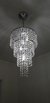 Lustre pendente de cristal Doma com diâmetro de 50cm iluminando uma sala. Lustres Gênesis loja online de Lustres e Iluminação Decorativa