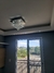 Lustre de cristal pirâmide instalado no teto de uma sala com iluminação natural. Lustres Gênesis loja online de Lustres e Iluminação Decorativa