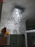 Plafon de cristal pequeno em formato de pirâmide instalado em banheiro, refletindo luz nas paredes Lustres Gênesis loja online de Lustres e Iluminação Decorativa