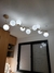 Pendente Moderno Oriana com 9 globos brancos em uma sala de jantar. Lustres Gênesis loja online de Lustres e Iluminação Decorativa. 
