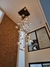 Lustre pendente Sarvah com 36 globos transparentes em casa com pé direito duplo. Lustres Gênesis loja online de Lustres e Iluminação Decorativa. 