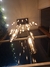 Conjunto de lâmpadas de filamento de LED T30*185 4W iluminando um ambiente moderno com reflexos no vidro. Lustres Gênesis loja online de Lustres e Iluminação Decorativa