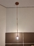 Luminária de teto pendente moderno Sarve Globo instalada em ambiente interno. Lustres Gênesis loja online de Lustres e Iluminação Decorativa.