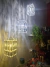 Luminária pendente de cristal Hue 12x12cm iluminando ambiente com plantas e utensílios de cozinha ao fundo. Lustres Gêneis loja online de Lustres e Iluminação Decorativa