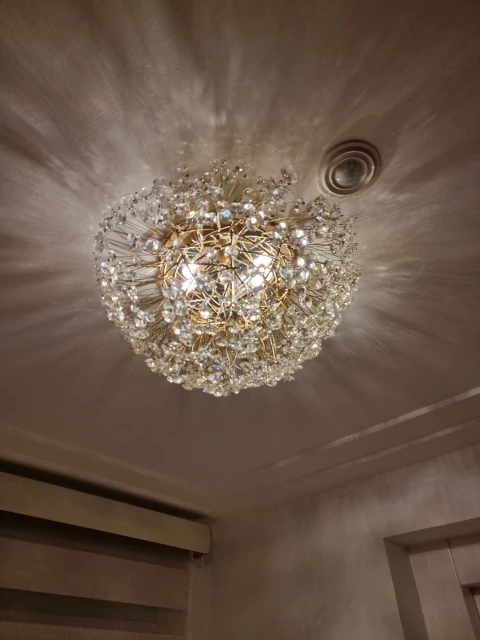 Plafon de cristal decorativo iluminando teto de sala de jantar. Lustres Gênesis loja online de Lustres e Iluminação Decorativa
